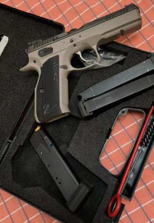 Vendida.
Hola. Un compañero del club vende:
  CZ Shadow 2 "Urban Grey"   con tres cargadores 02