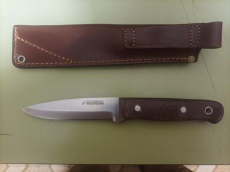 Cuchillo sin usar con vaciado scandi de acero 12c27 y dureza de 58Rc.
Longuitud total 227 mm, longuitud 02