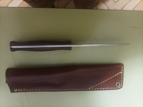 Cuchillo sin usar con vaciado scandi de acero 12c27 y dureza de 58Rc.
Longuitud total 227 mm, longuitud 01