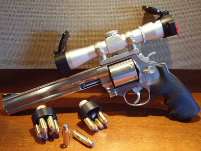 Pues al hilo de un compañero que pide que le ayuden a elegir un revolver y mi afición por ellos, se me 131