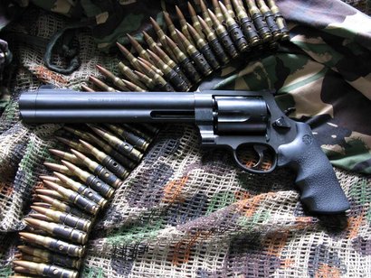 Pues al hilo de un compañero que pide que le ayuden a elegir un revolver y mi afición por ellos, se me 130