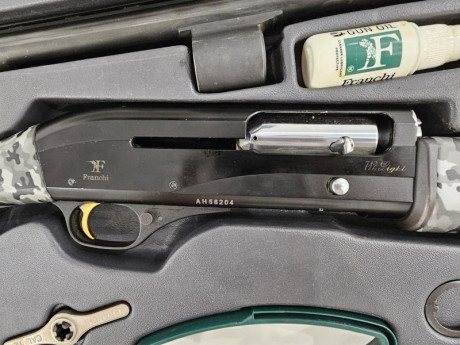 Vendo franchi 712 light, del 12 cañon 71. 
Lleva hidroimpresion en la culata,  con todos sus choques, 01