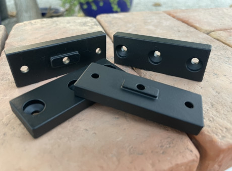 Fabricadas con fresadora CNC en plantilla calibrada, de reducido tamaño y con 3 orificios de anclaje. 01