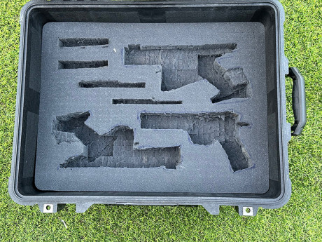 Hola a todos.
Vendo maleta Peli 1560 original. Una de las espumas está preparada para llevar tres armas, 12