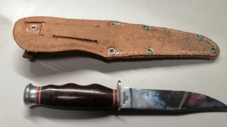 Cuchillo "Flecha" de la O.J.E (Organización Juvenil Española); este modelo fue fabricado por 01
