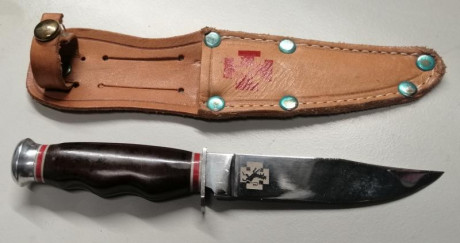 Cuchillo "Flecha" de la O.J.E (Organización Juvenil Española); este modelo fue fabricado por 00