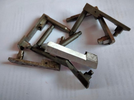 Hola, pongo varias retenidas de corredera nuevas a estrenar de la pistola Star 28DA 
las retenidas no 02