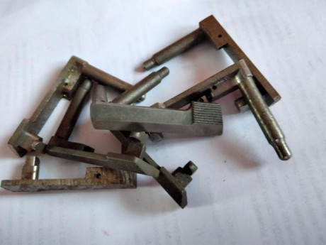 Hola, pongo varias retenidas de corredera nuevas a estrenar de la pistola Star 28DA 
las retenidas no 01