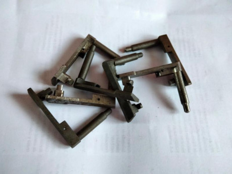 Hola, pongo varias retenidas de corredera nuevas a estrenar de la pistola Star 28DA 
las retenidas no 00