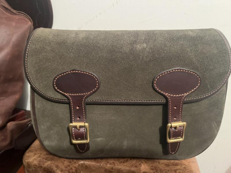 Vendo bolsa de cartuchos de la marca Rey Pavon,de ante y cuero de primera calidad,su estado es impecable 02
