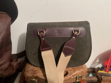 Vendo bolsa de cartuchos de la marca Rey Pavon,de ante y cuero de primera calidad,su estado es impecable 01