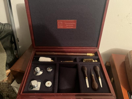 Vendo maletín de limpieza para escopetas de la marca Rey pavon,con aceiteras,aliviamuelles,destornilladores 00