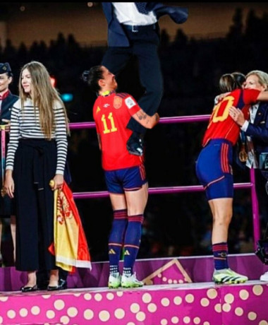 Felicidades a la selección española femenina de fútbol!
Aunque me hace gracia, parece que hemos descubierto 170