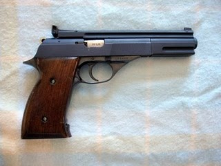 Siempre me ha gustado esta pistola y por muy popular que sea entre los tiradores, jamás había tenido una 81