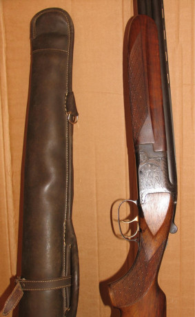 Escopeta marca Laurona del calibre 12. Pavonada y de madera, con cañones superpuestos, doble gatillo y 01
