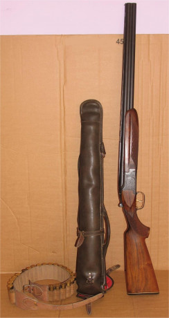 Escopeta marca Laurona del calibre 12. Pavonada y de madera, con cañones superpuestos, doble gatillo y 00