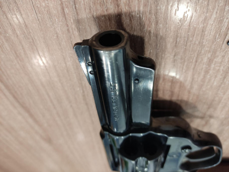 Buenos días,

Un compañero vende su Revolver, modelo  Astra Police, calibre .38 special , cañón de  3" 01