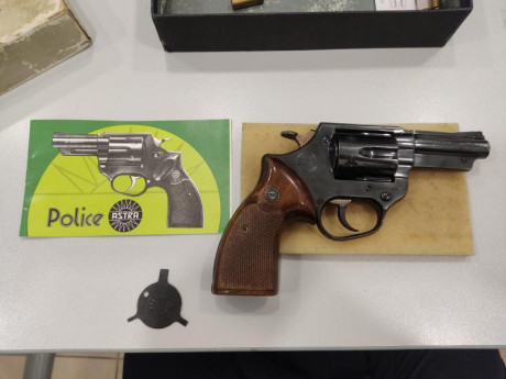Buenos días,

Un compañero vende su Revolver, modelo  Astra Police, calibre .38 special , cañón de  3" 00