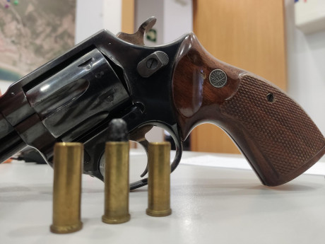 Buenos días,

Un compañero vende su Revolver, modelo  Astra Police, calibre .38 special , cañón de  3" 10