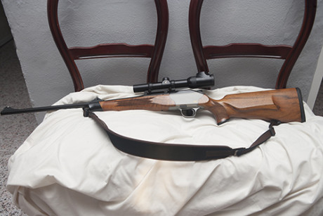 2.	BLASER R8 standar, calibre 338 W magnum, maderas grado dos. Está como nuevo. Sin visor ni monturas. 02