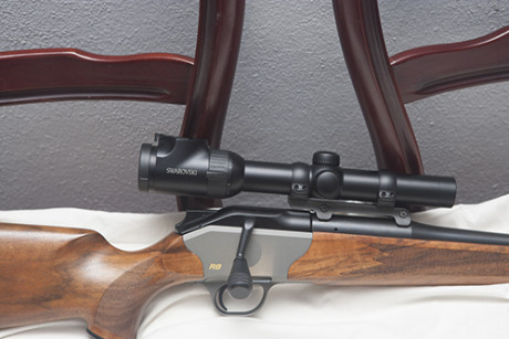 2.	BLASER R8 standar, calibre 338 W magnum, maderas grado dos. Está como nuevo. Sin visor ni monturas. 01