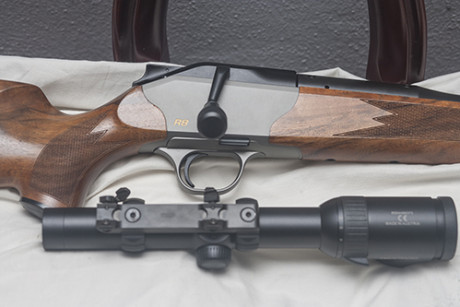 2.	BLASER R8 standar, calibre 338 W magnum, maderas grado dos. Está como nuevo. Sin visor ni monturas. 00