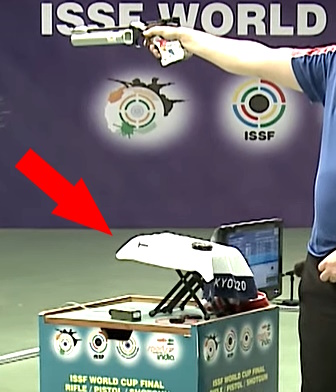 Buenas.

Para descansar el arma acabo utilizando el maletín de la pistola y la funda de los cascos encima.
Sino 00