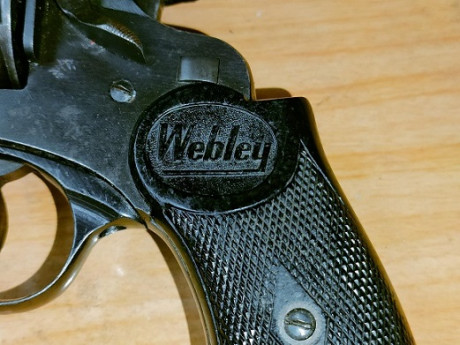 Hola 

Vendo revolver Webley modelo MK IV del calibre .38, inutilizado de los que se hicieron para el 10