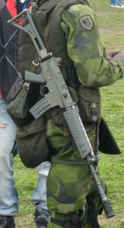 Suecia dispone del AK5 (una versión del FNC Belga), y alguna cosa tiene del AK4 (un HK G3/CETME B o C): 01