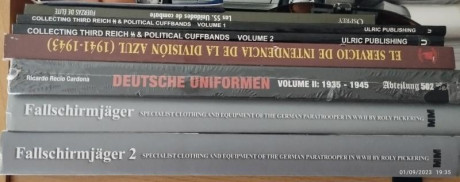 Vendo Libros uniformes alemanes WW2 , en Español, inglés y alemán,seminuevos, desde 20€ interesados más 02