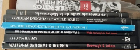 Vendo Libros uniformes alemanes WW2 , en Español, inglés y alemán,seminuevos, desde 20€ interesados más 01