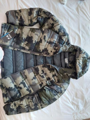 Buenas a todos.

Vendo porque una vez importada de USA vi que me había confundido de talla.

Chaqueta 02