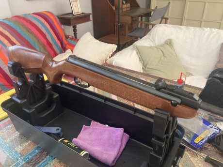 Buenas tardes
Pongo a la venta dos carabinas Weihrauch junto con varios artículos más 
Pueden venderse 00