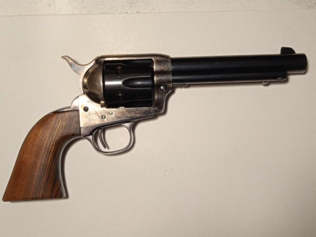 Hola Compañeros.

Cambio mi Uberti 1873 del 357 Magnum (dispara también el 38 Special), cañón de 5 1/2 01