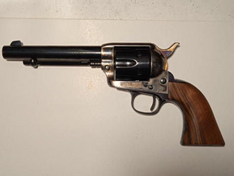 Hola Compañeros.

Cambio mi Uberti 1873 del 357 Magnum (dispara también el 38 Special), cañón de 5 1/2 00