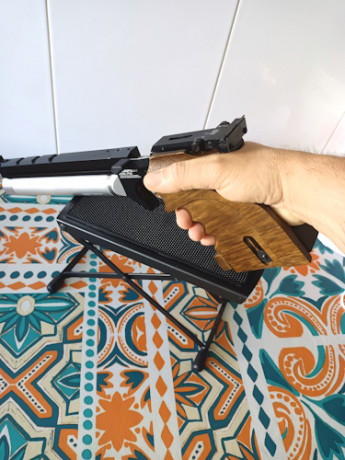 Buenas.

Para descansar el arma acabo utilizando el maletín de la pistola y la funda de los cascos encima.
Sino 81