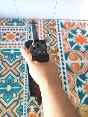 Buenas.

Para descansar el arma acabo utilizando el maletín de la pistola y la funda de los cascos encima.
Sino 80