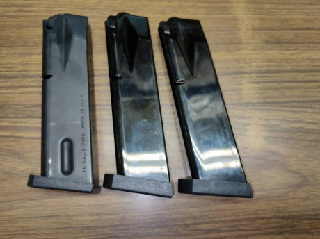Buenos días, pongo en venta con cierto pesar mi Beretta 92 FS  cromada.

El arma se entrega con los siguientes 30