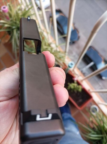 Hola a todos
Glock 19 3 Gen, 9 mm Pb, con un cargador
Sin caja.
Muy poco uso
300 euros +porte

 :birra^: 42