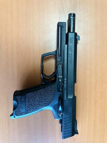 Se vende pistola con dos carros uno 9mm y otro 40 mm estado muy impecable no ha tirado más de 100 tiros 02