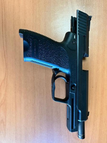 Se vende pistola con dos carros uno 9mm y otro 40 mm estado muy impecable no ha tirado más de 100 tiros 01