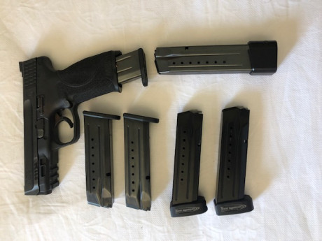 Hola, vendo pistola Smith&Wesson M&P9 2.0,  4,25” en muy buen estado, no tiene ni 200 disparos.
Maletín 02