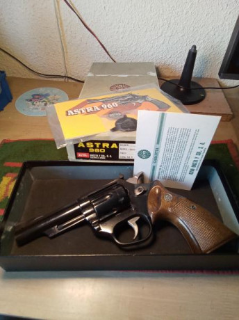 Revolver ASTRA 960 .Calibre 38 Especial.
Cañón de 4 pulgadas, 6 cartuchos en el tambor, alza ajustable 00