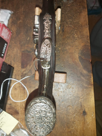 Pistola de chispa de origen británico y retocada en el imperio Otomano. Cañón forrado de plata. Calibre 02