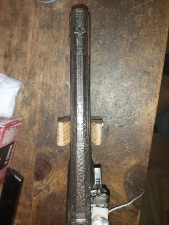 Pistola de chispa de origen británico y retocada en el imperio Otomano. Cañón forrado de plata. Calibre 00