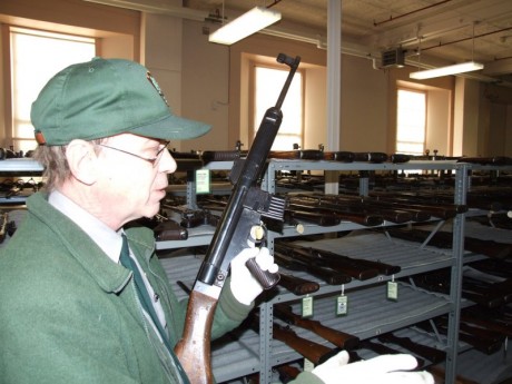Hola,

Les informo que hemos logrado a que funccione el CETME L con recamara estriada en 222 Remington.
Fue 151