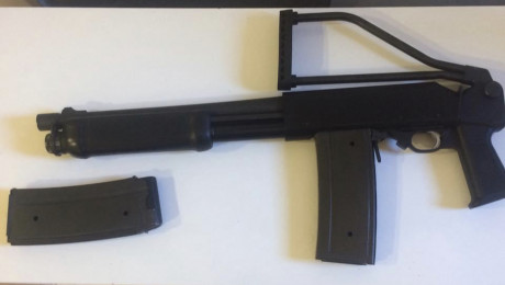 Escopeta corredera con culata plegable Valtro mp5, con dos cargadores de 7 rondas, 450€ 00