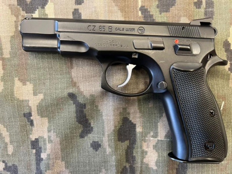 Hola a todos.
Pongo en venta esta PISTOLA CZ 85B calibre 9mm parabellum.
En un estado excepcional y en 02