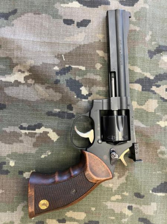 Hola a todos.
Pongo en venta este Revolver MANURHIN MR32 MATCH en calibre 32.
En un estado bueno y en 02