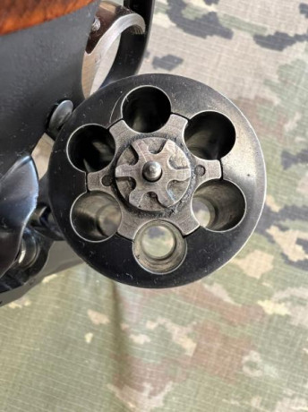 Hola a todos.
Pongo en venta este Revolver MANURHIN MR32 MATCH en calibre 32.
En un estado bueno y en 01